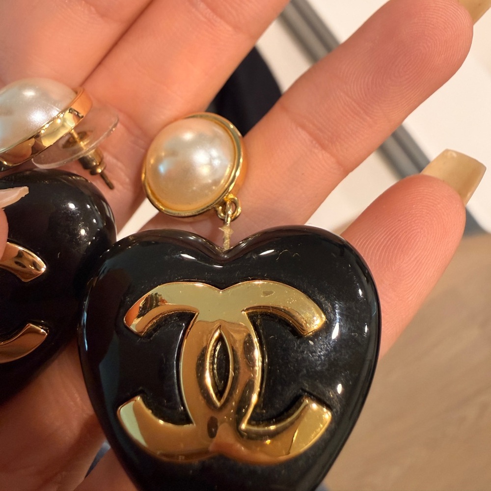 Chanel Black & Gold Heart Pearl CC Logo Drop Earrings - Picture 4 of 4